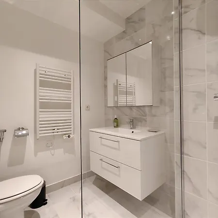 Near Arc De Triomphe And Shopping * باريس