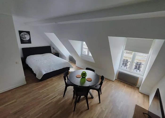 Apartment Near Arc De Triomphe And Shopping