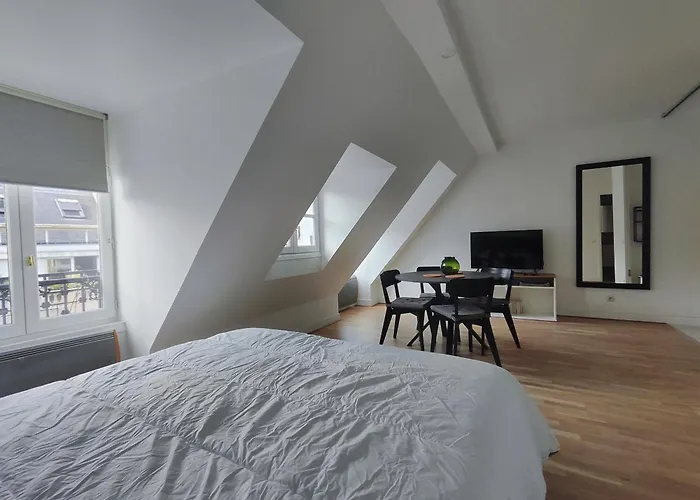 Near Arc De Triomphe And Shopping *